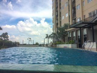 1BR with Extra Balcony The Oasis Cikarang Apartment By Travelio - Bekasi - 5