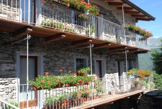Chalet in pietra e legno con caminetto - 8