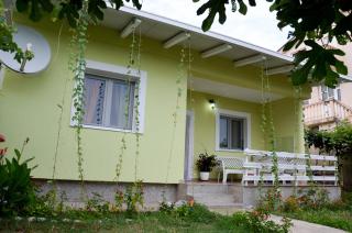 Green House and garden - Sutomore - 0