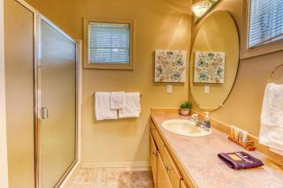 Beaches and Breezes on Wapato - 4 Bed 4 Bath Vacation home in Wapato Point - 6
