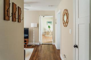 Spacious 2BR Apartment near Airport - Central Charming - Dunning - 4