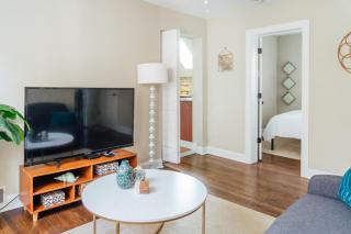 Spacious 2BR Apartment near Airport - Central Charming - Dunning - 0