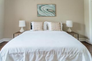 Spacious 2BR Apartment near Airport - Central Charming - 1