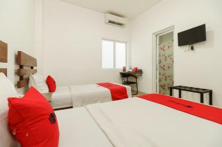 RedDoorz Syariah near Jembatan Siti Nurbaya Padang - Padang - 5
