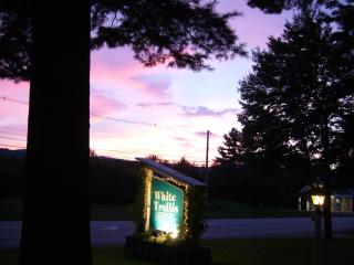 White Trellis Motel - North Conway - 1