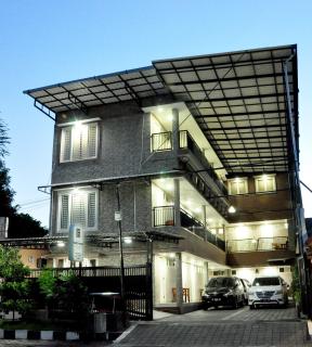 Grand Kebonsari Guesthouse - Surabaya - 4