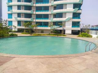 Best Furnished Studio Grand Kamala Lagoon Apartment By Travelio - Bekasi - 5