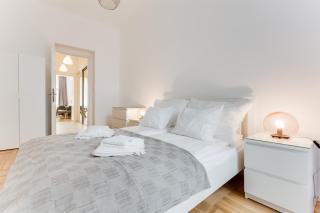 The Dancing House Residence, Two Bedroom Apartment with Balcony near river! - 2