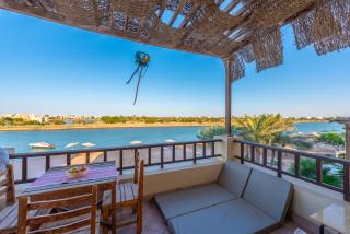 Lagoon view 1-bedroom apartment in West Golf El Gouna - 9