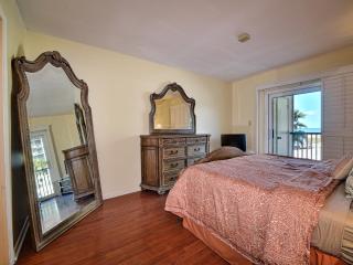 Mont Martre Condo 216 Beachfront 2 bedroom 2 bath at Mont Martre Condos 23117 - Clearwater Beach - 2