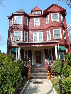 A Friendly Inn at Harvard - 9