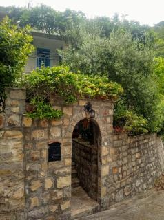 Sea-side Old Stone Villa with a private Garden - Budva - 1
