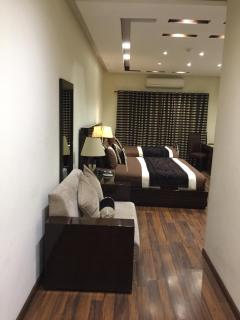 Royaute Luxury Suites and Hotel Gulberg Lahore - 2
