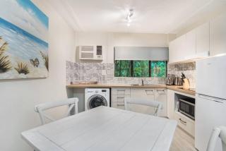 Tropical Unit with Private Fenced Garden Close to The Beach 5 - Palm Cove - 0