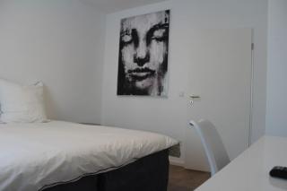 Singapore·CHILLINGHOUSE # 7, 3 Min.vom ICE,NETFLIX - Siegburg - 6