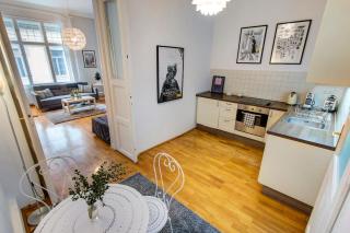 Alma's Romantic Getaway - Budapest - 4