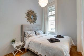 Alma's Romantic Getaway - Budapest - 7