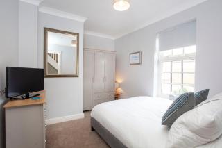 Thomas, off Leeman Road, Sleeps 9 - York - 2