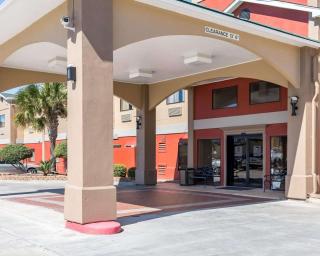 Econo Lodge Inn & Suites East Houston I-10 - Houston - 9