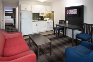 Luxbury Inn & Suites - West Maryville - 4