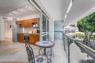 DIZENGOFF SQUARE superb 1 bedroom with balcony - 9