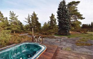 Stunning Home In Hammarö With Jacuzzi - Hammarö - 2