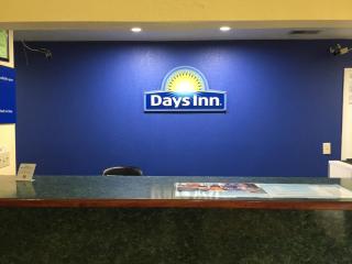 Days Inn by Wyndham Lincoln - Lincoln - 3