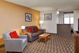 Best Western Plus Milwaukee Airport Hotel & Conference Center - 2