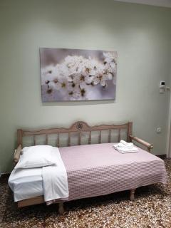 Grandma's Chic & Bright Athenian home with a Patio - 4