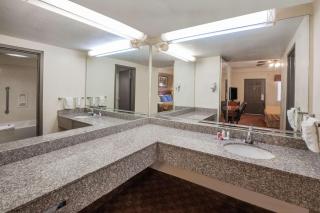 Days Inn & Suites by Wyndham Webster NASA-ClearLake-Houston - Webster - 3