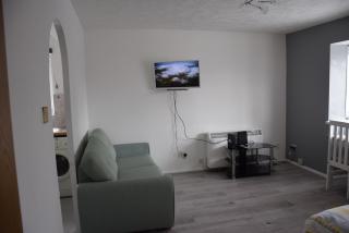 1 Bedroom Apartment Ponders End - Londen - 5