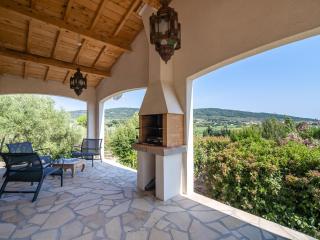 Relaxing Villa Near Lake & Beaches - 1