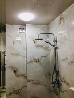 Modern 3-bedroom jacuzzi apartment - Lviv - 3