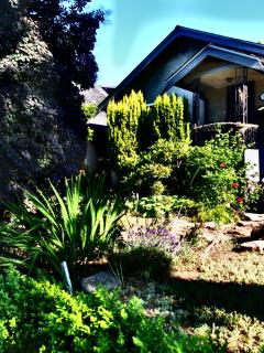 Compact private room, private bathroom, laundry & free parking in a lovely Vancouver neighborhood - 0