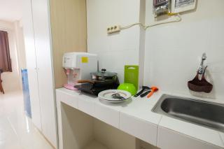 Cozy Studio with City View at Elvis Tower Apartment By Travelio - 5