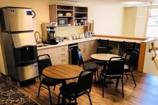 Econo Lodge - Okotoks - 3