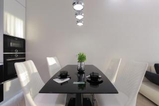 Black&White Apartment in Smart Plaza - 4