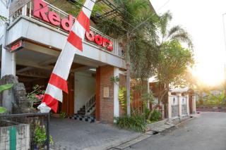 RedDoorz Syariah near Menara Kudus - 9