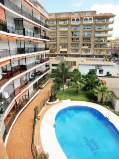 Apartamento con piscina a 150 metros playa Netflix P Video Aire Acondicionado calefacción toallas y sillas playa sombrilla 2 terrazas una sobre piscina centro ciudad 1 Smart TV por habitación - Fuengirola - 5