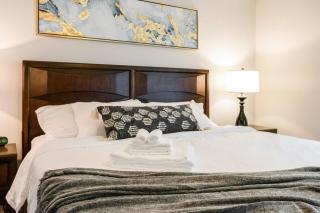 Modern + Cozy Townhome - minutes to Avalon w/king - Roswell - 1