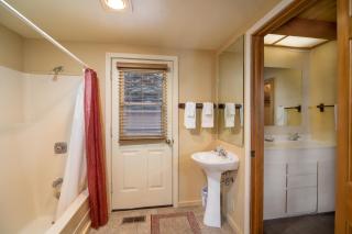 Remodeled, Hot Tub, Bikes, Bonus Room, 10 SHARC Passes - 3