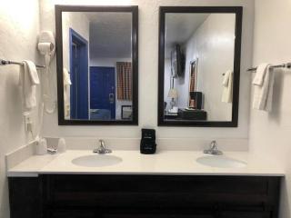 Budget Inn & Suites - 4