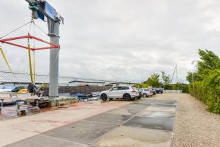 Bright and Comfortable Houseboat - 2