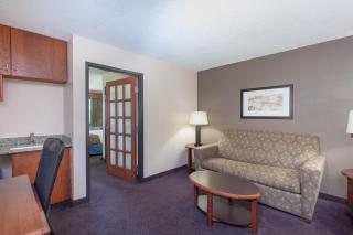 AmericInn by Wyndham Hutchinson - Hutchinson - 1