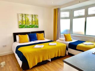 3 Bedrooms, 3 Baths, Spacious Lounge, Full Kitchen, Garden, Ground Floor, Free Parking - London - 0