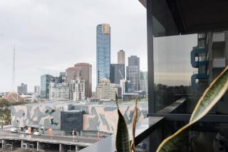 Laurent Balcony Views Steps from Laneway Vibes - 2