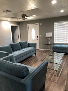 Downtown Contemporary yet Cozy Fun - 2
