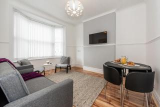 Spacious 2 Bed Apartment - 2 Mins from Luton Train St & 10 Mins London Luton Airport - 7
