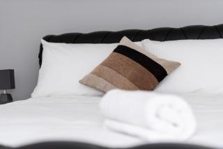 Spacious 2 Bed Apartment - 2 Mins from Luton Train St & 10 Mins London Luton Airport - 1