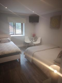 Tudor Lodge Guest Accommodation - 9